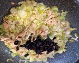 Foto del paso 3 de la receta Pasta con atún de mamá, cremosa (con cebollita de verdeo, alcaparras y aceitunas negras)