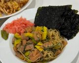Hình bước làm 3 của món Cơm nhà với sashimi cá hồi ngâm tương, mực chiên, salad tôm, canh rong biển thịt băm