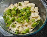 Foto del paso 1 de la receta: Budín de peras, kiwi y pasas