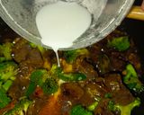 Foto langkah ke 5 dari resep Tumis Brokoli Sapi Lada Hitam.