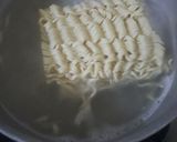 Foto langkah ke 1 dari resep Mie Instant Kuah Susu.