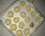 Foto langkah ke 4 dari resep Crunchy Cornflakes Cheese Cookies.