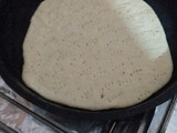 بيتزا في المقلاة ثقيلة