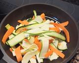 Foto del paso 2 de la receta: Cintas de calabacín y zanahoria con Merluza en Airfryer