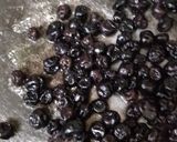 A picture of step 1 of The berry cheesy mini paradise.