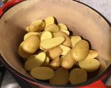 Une image de l'étape 2 de Pommes de terre rattes en cocotte au bouillon de bœuf.