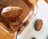 Φωτογραφία βήματος 4 της συνταγής Σοκολατάκια με χουρμάδες γεμιστά με φυστικοβούτυρο και κουβερτούρα στέβια