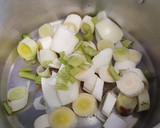 Foto del paso 1 de la receta: Crema de alcachofas y puerro