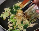 Foto langkah ke 3 dari resep Mie Goreng Ayam Suwir Sat-set.