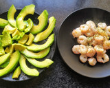 Foto del paso 3 de la receta: Gambas al ajillo y ensalada de aguacate