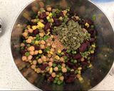 Foto del paso 3 de la receta: Ensalada colorida de legumbres y choclo