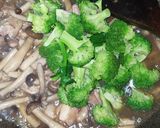Foto langkah ke 3 dari resep Cah Jamur Brokoli.