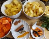 Foto del paso 2 de la receta Dulce de piña, papaya y manzana con hierbas frescas y especias