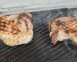 Foto del paso 4 de la receta: Chuletas de cerdo parrilleras con crema de champiñones sin lactosa