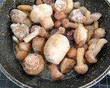 Foto del paso 5 de la receta: Espaguetis con setas y salsa de nata con soja texturizada