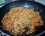 Foto langkah ke 5 dari resep Indomie goreng tuna pedas 🐟.