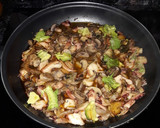 Foto del paso 4 de la receta: Potas de calamar estofadas con setas y aguacate