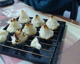 Foto del paso 3 de la receta: Conitos de coco y leche condensada