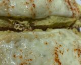 Foto del paso 6 de la receta: Tosta de hummus de aguacate con tomate balsámico y queso curado.🧀🥑🧀