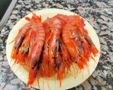 Foto del paso 1 de la receta: Ous trencats amb gules, sèpia i gamba vermella