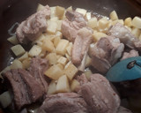 Foto del paso 4 de la receta: Acelgas con papas y chuletas de cerdo en salsa de jitomate