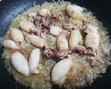 Foto del paso 4 de la receta: Chipirones encebollados al vino blanco 🦑🥂