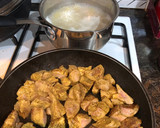 Foto del paso 2 de la receta: Salteado de espárragos con gambas y pinchitos de ternera