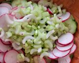 Foto del paso 2 de la receta: Ensalada cremosa de rábano, pepino y apio