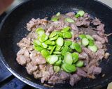 รูปขั้นตอนการทำที่ 3 ของ หมูผัดสะตอรสจัดจ้าน! #redtable
