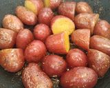 A picture of step 3 of Garlic, dill and butter sautéed potatoes.
