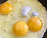 Foto del paso 2 de la receta: Huevos y zapallo italiano al desayuno