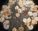 Foto del paso 4 de la receta: Canapés de queso con gambas al ajillo y nuez