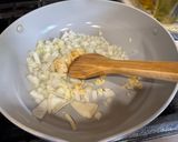 A picture of step 1 of Pancit Canton Guisado.