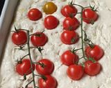Une image de l'étape 4 de Focaccia aux tomates cerises et romarin.