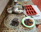 Foto del paso 1 de la receta: Fudge de chocolate blanco y negro con pistachos, arándanos