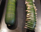 Foto del paso 2 de la receta: Calabacines Hasselback con Panceta y Gouda sobre Lecho de Tomate y Cebolla