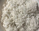 Une image de l'étape 1 de Saumon croustillant et son riz à la mangue de Cyril Lignac.