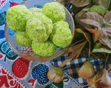A picture of step 5 of Green coconut balls /laddu.