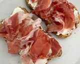 Foto del paso 3 de la receta: Tostada de jamón y brevas con queso crema 🍞☀️