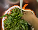 Hình bước làm 1 của món Rau muống xào tỏi