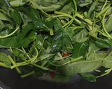 Foto langkah ke 4 dari resep Tumis kangkung saos tiram.