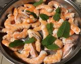 Une image de l'étape 8 de Crevettes marinées oignons de roscoff, ail fumé, citron vert, menthe et coco.