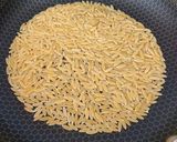 Une image de l'étape 1 de One pot orzo/poireau/champignons et crevettes au curry.