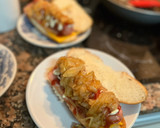 Foto del paso 4 de la receta: Perrito caliente con cebolla caramelizada, bacon y cheddar