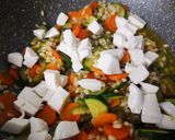 Foto del passaggio 3 della ricetta Orzo perlato con verdure, mozzarella e curcuma