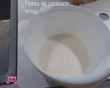 Foto del paso 3 de la receta: Flores fritas de calabacín