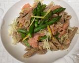 Foto del passaggio 4 della ricetta Penne di farro con pesto di pistacchi, asparagi e salmone affumicato