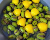Foto del paso 6 de la receta: Aceitunas gordales en un aliño de hierbas aromáticas infusionada