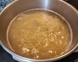 Foto del paso 3 de la receta: Espaguetis a l'arrabiata con ajetes y gambas