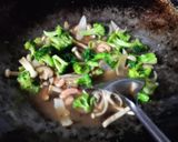 Foto langkah ke 4 dari resep Tumis Brokoli duo jamur udang.